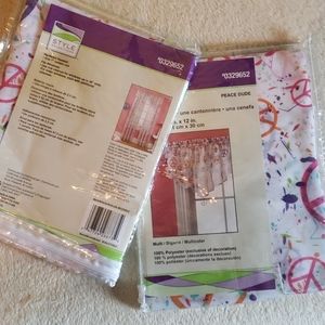 Girl's "Peace Dude" Valance set. New in packaging!
